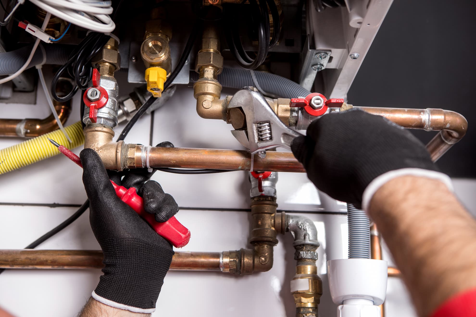 Tightening bolts on pipe